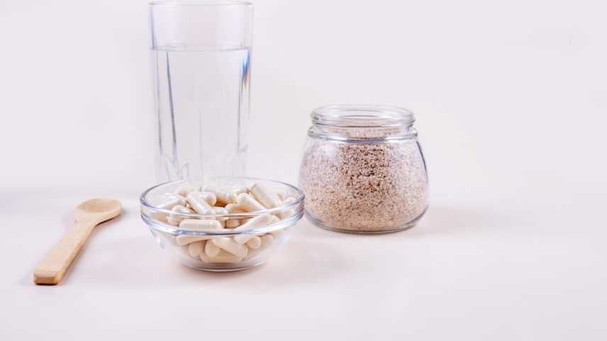 O psyllium é uma fibra que pode ser consumida em forma de cápsula ou pó, que é misturado a água, sucos, vitaminas, shakes ou outras receitas (Foto: Irina/Adobe Stock)