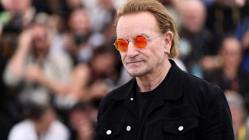 Bono se juntou aos ex-presidentes Barack Obama e George W. Bush na segunda-feira em uma emocionante videoconferência com funcionários da USAID demitidos por Donald Trump. (Foto: Reprodução)