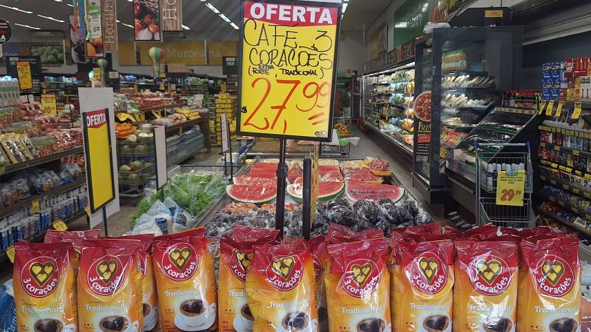 Promoção de café em supermercado no bairro Saúde, em São Paulo; preço começa a cair para o produtor desde março e queda chega lentamente ao consumidor final (Foto: Gabriela Cecchin/Folhapress)