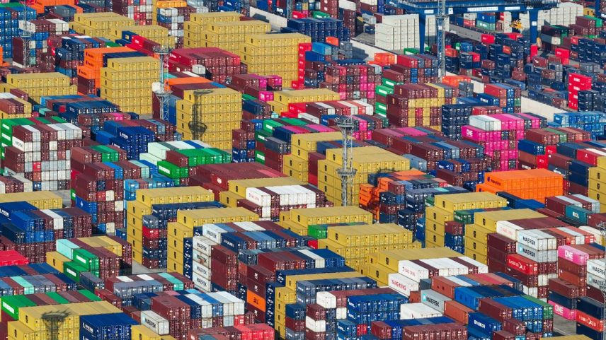 Contêineres são empilhados em um porto em Nanquim, na província de Jiangsu, no leste da China (Foto: AFP)