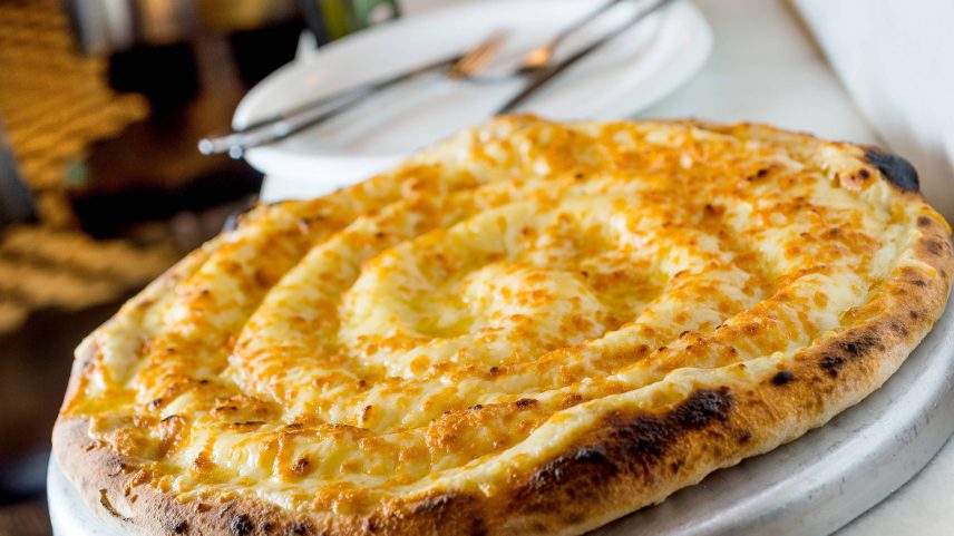 Fica o questionamento: quanto pesadelos por noite uma pizza de quatro queijos é capaz de causar? (Foto: Tadeu Brunelli/Divulgação)