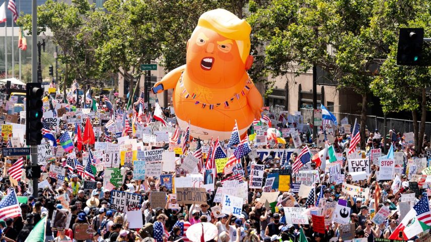 Manifestantes marcham na protesto 'Sem Reis', em Los Angeles, no dia 14 de junho de 2025. (Foto: Noah Berger/AP)