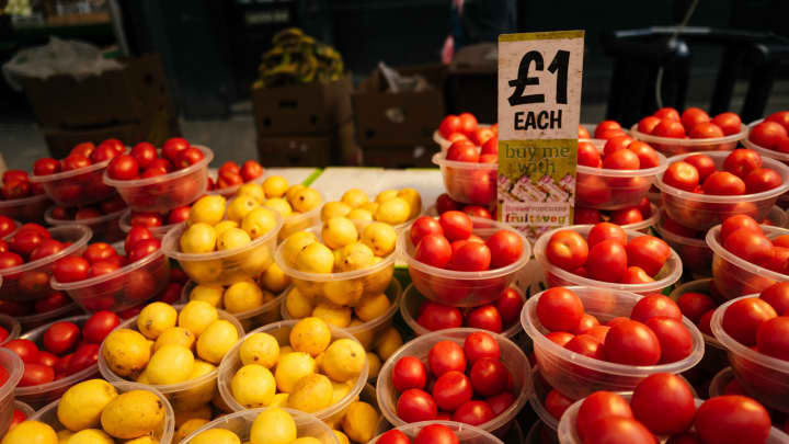 Um rótulo de preço de uma libra em tigelas de produtos em uma barraca de supermercado no East Street Market em Londres, Reino Unido, na primavera de 2024. (Foto: Bloomberg | Bloomberg | Getty Images)
