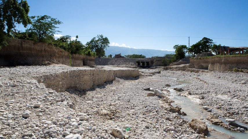 Um pequeno rio flui através de um leito maiormente seco, em Porto Príncipe, Haiti. (Foto: Christian Ender/Getty Images)