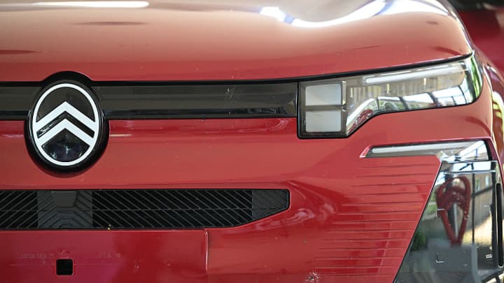 O logotipo frontal de um carro na nova linha de produção do Citroen C5 Aircross na fábrica do fabricante de automóveis Stellantis em Chartres-de-Bretagne, perto de Rennes, oeste da França, em 3 de julho de 2025. (Foto: Damien Meyer | Afp | Getty Images)