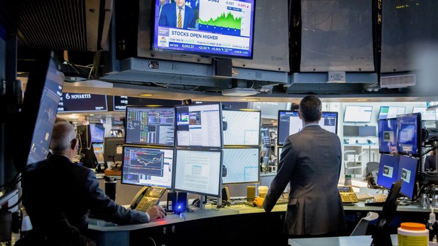Traders trabalham no pregão da Bolsa de Valores de Nova York. (Foto: Michael Nagle/Bloomberg)
