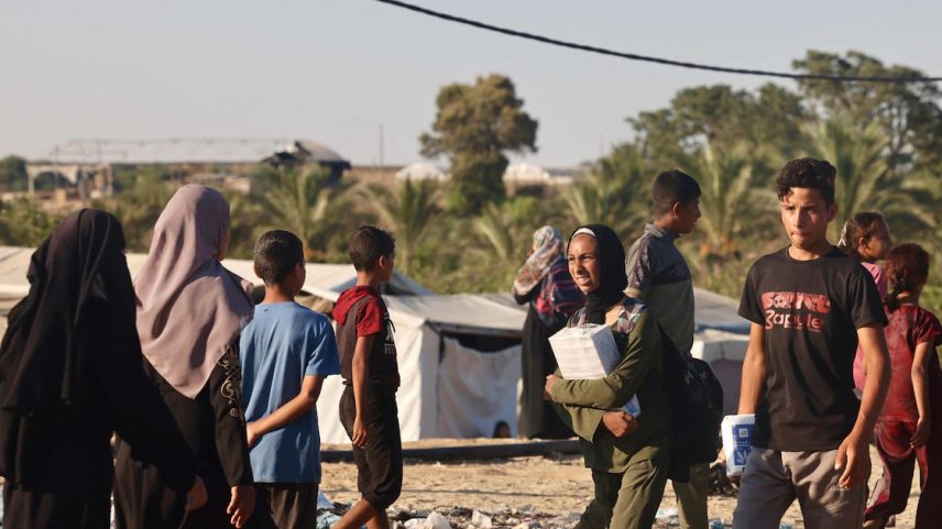 Palestinos em uma rua na cidade de Jabalia, Faixa de Gaza, após entrega de ajuda humanitária. Colonos de Israel querem anexar território com expulsão de palestinos (Foto: Eyad Baba/AFP)