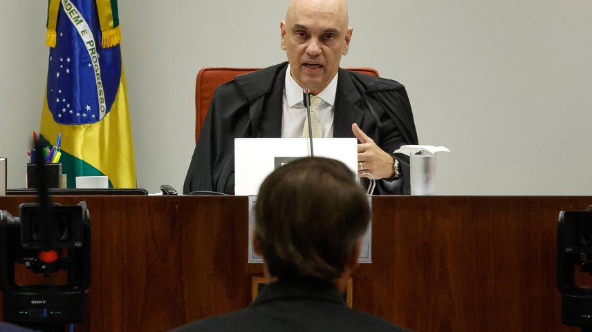 Ministro Alexandre de Moraes conduz a inquirição de Jair Bolsonaro na ação penal da trama golpista (Foto: Pedro Ladeira - 10.jun.25/Folhapress)