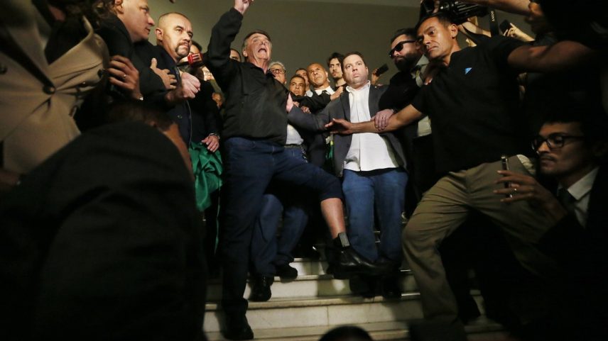 O ex-presidente Jair Bolsonaro exibe tornozeleira eletrônica na Câmara dos Deputados (Foto: Cristiano Mariz)