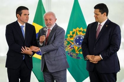 Presidente Luiz Inácio Lula da Silva (c) reunido com os presidentes do Senado, Davi Alcolumbre (d), e da Câmara dos Deputados, Hugo Motta (e) (Foto: Fabio Rodrigues-Pozzebom/Agência Brasil)