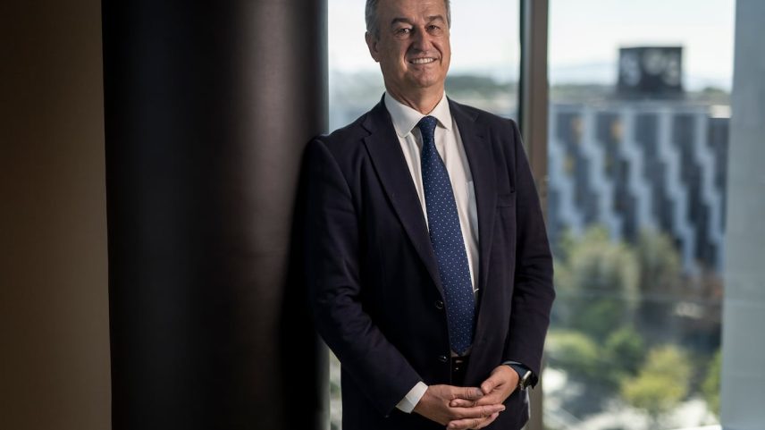 César González-Bueno, CEO do Banco Sabadell, fotografado na última sexta-feira em seu escritório na sede da entidade em Sant Cugat del Vallés. (Foto: Albert Garcia)