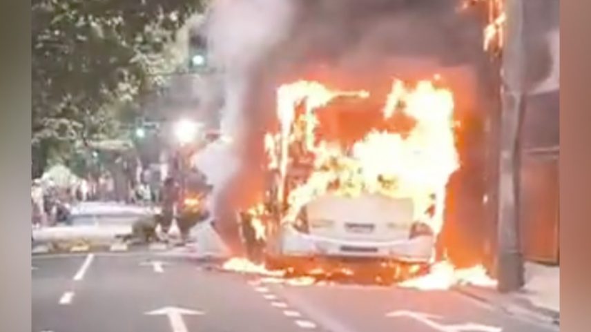 Ônibus pega fogo na Rua General San Martin, no Leblon (Foto: Reprodução / X / COR-Rio)