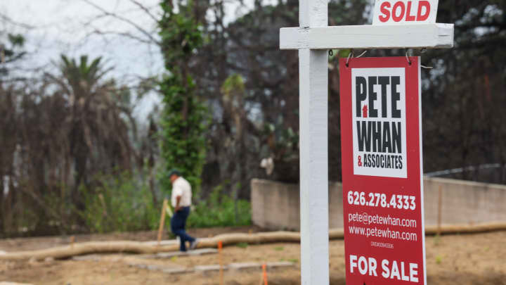 Victor Becerra observa sua propriedade localizada ao lado de um imóvel recentemente vendido na Wapello St. em Altadena, CA, em 4 de junho de 2025. (Foto: Robert Gauthier | Los Angeles Times | Getty Images)