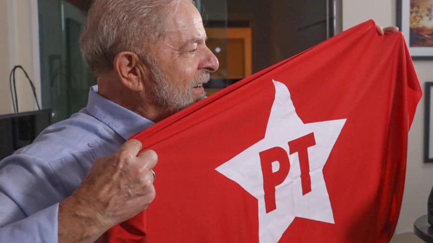 Lula segurando a bandeira do PT (Foto: Ricardo Stuckert/PT)