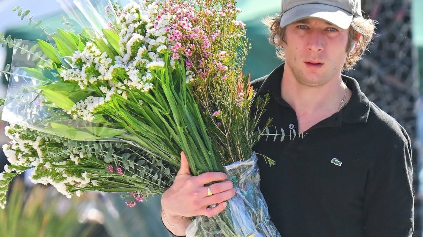Jeremy Allen White saindo de um mercado de flores em 28 de junho de 2024 em Los Angeles (Califórnia). (Foto: MEGA (GC Images))