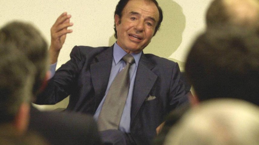 Ex-presidente argentino Carlos Saul Menem em evento do Diálogo Interamericano, em Washington, em 2002 (Foto: Joyce Naltchayan - 12.jun.02/AFP)