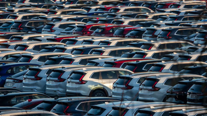 Carros Honda novos, recentemente importados e não registrados, estão estacionados em um pátio de armazenamento no Porto de Bristol em 15 de janeiro de 2025, perto de Bristol, Inglaterra. (Foto: Anna Barclay | Getty Images)