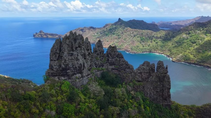 Ilha de Nuku Hiva, na Polinésia Francesa, onde criança foi mordida por tubarão (Foto: Reprodução)