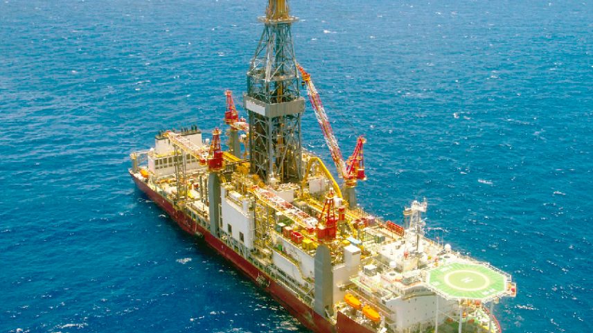 Navio-sonda da Petrobras explorando petróleo na Bacia Potiguar, na margem equatorial brasileira, próximo à costa do Rio Grande do Norte (Foto: Petrobras/Divulgação)