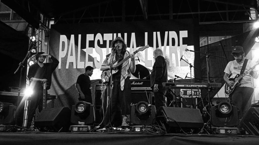 Banda exibe mensagem pró-Palestina durante show em evento da Prefeitura de São Paulo (Foto: Reprodução)