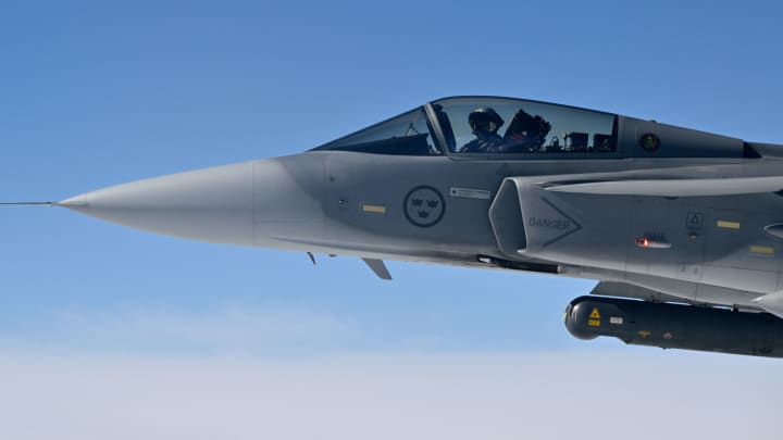 Um caça Saab JAS 39 Gripen da Força Aérea Sueca participa do exercício da OTAN como parte da missão de Policiamento Aéreo da OTAN, no espaço aéreo soberano dos membros da Aliança em 4 de julho de 2023. (Foto: John Thys | Afp | Getty Images)