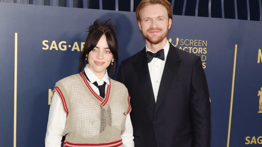 Billie Eilish revelou que ela e Finneas dizem as "coisas mais cruéis" um para o outro enquanto gravam, mas que seu vínculo criativo é especial. (Foto: Reprodução)