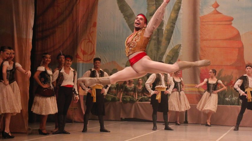 Cícero Gomes, primeiro bailarino do Theatro Municipal do Rio, vai estrear como Conrad no palco de casa (Foto: Divulgação/ Gabriel D'alexandria)
