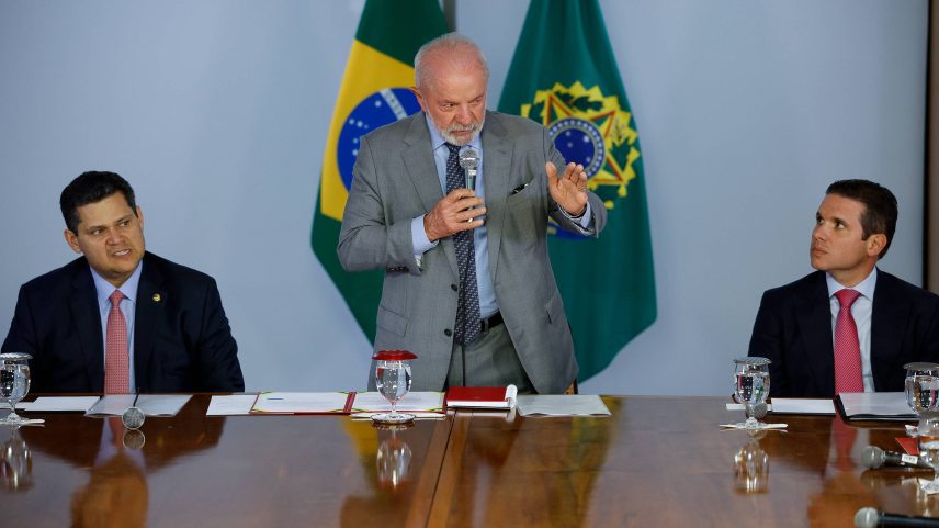 O presidente Lula discursa na cerimônia de entrega da PEC da Segurança; ao seu lado, os presidentes do Senado, Davi Alcolumbre (União-AP), e da Câmara, Hugo Motta (Republicanos-PB) (Foto: Pedro Ladeira - 23.abr.25/Folhapress)