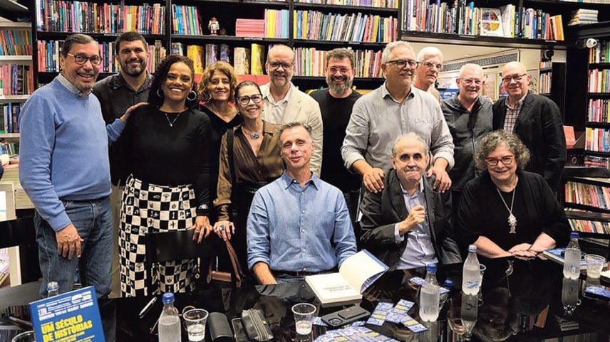 lançamento de 'Um século de Historias': a partir da esquerda, Merval Pereira, André Miranda, Flávia Oliveira, Míriam Leitão, Mànya Millen, Alan Gripp, Lauro Jardim (sentado), Pedro Doria, Ascanio Seleme, Ancelmo Gois (sentado), Toninho Nascimento, Agostinho Vieira, Arthur Dapieve e Cora Rónai (Foto: Alexandre Cassiano)