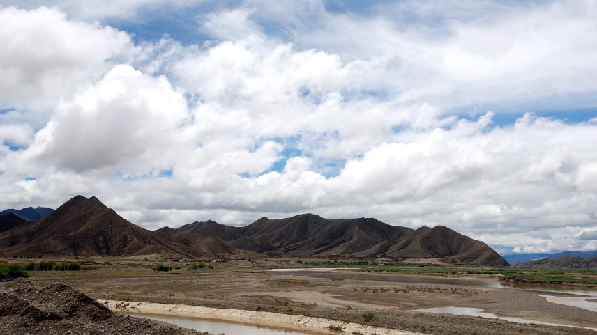 Rio Yarlong Tsangpo, região da mega usina que a China já está construindo (Foto: Adrienne Mong/NBC NewsWire / Getty Images)