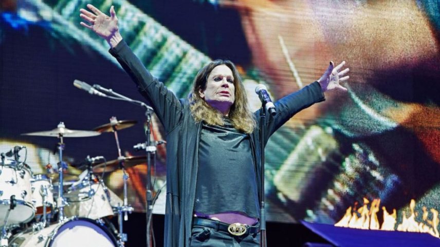 Ozzy Osbourne fez uma parceria com a Amazon para mercadorias e roupas oficiais que já estão disponíveis para compra: Veja como encontrar, comprar e adquirir camisetas e moletons online. (Foto: Reprodução)