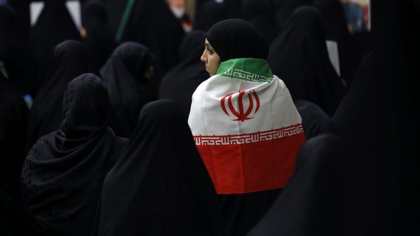 Uma mulher envolta na bandeira do Irã, fotografada durante o memorial de 2 de julho em memória dos mortos pelos ataques israelenses. (Foto: Fatemeh Bahrami / Anadolu / Getty Images)