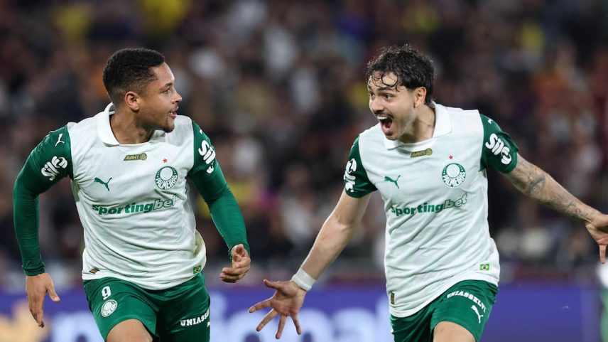 Vitor Roque (esq.) comemora com Maurício gol do Palmeiras sobre o Fluminense no Maracanã. (Foto: CESAR GRECO)