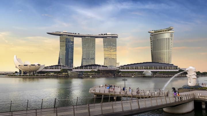 O "Skyloop", com 76.000 pés quadrados, terá piscinas de borda infinita e cabanas privativas para os hóspedes do hotel. (Foto: Safdie Architects)