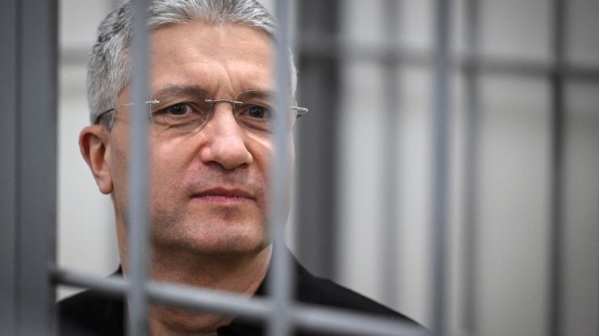 Ex-vice-ministro de Defesa da Rússia, Timur Ivanov, é condenado a 13 anos de prisão por desvio e lavagem de dinheiro (Foto: ALEXANDER NEMENOV / AFP)