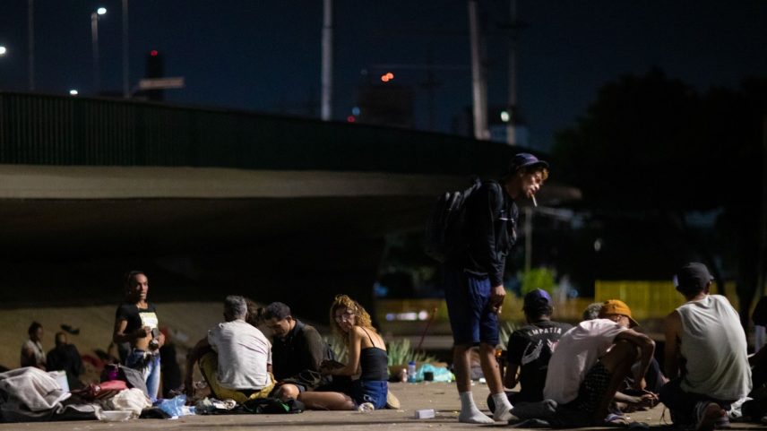 Novas aglomerações no Centro de SP após a dispersão da Cracolândia (Foto: Edilson Dantas / O Globo)