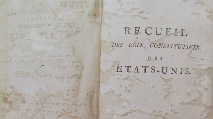 Livro "Recueil des Loix Constitutives des États-Unis de l'Amérique" foi encontrado com Tiradentes no momento de sua prisão (Foto: Instituto Brasileiro de Museus (Ibram)/Divulgação)