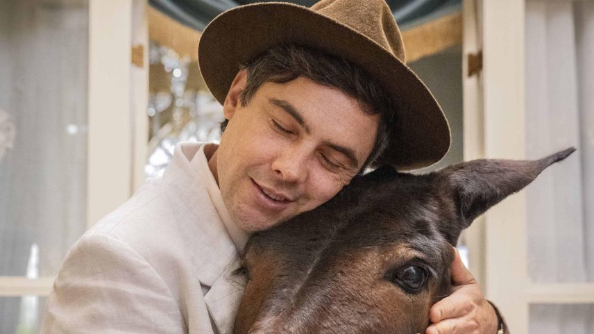 Sérgio Guizé em 'Êta Mundo Melhor', que estreou na Globo com metade dos capítulos já escritos (Foto: Fábio Rocha/Globo)
