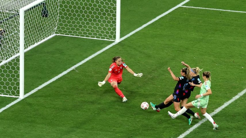 Chloe Kelly anota o segundo gol da Inglaterra contra a Itália nesta terça-feira. (Foto: Alexander Hassenstein/Getty Images)