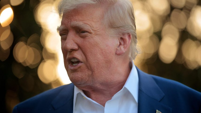 O presidente dos EUA, Donald Trump, fala com repórteres (Foto: Chip Somodevilla/AFP)