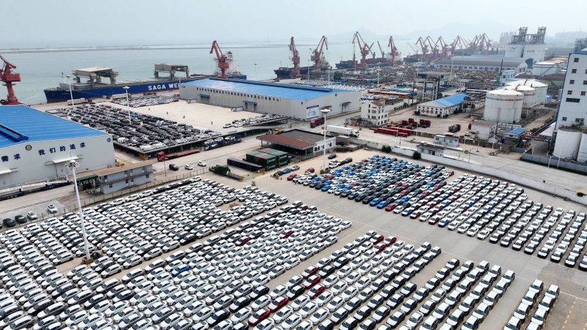 Veículos enfileirados em porto da cidade de Lianyungang, na China (Foto: Wang Chun/Xinhua)