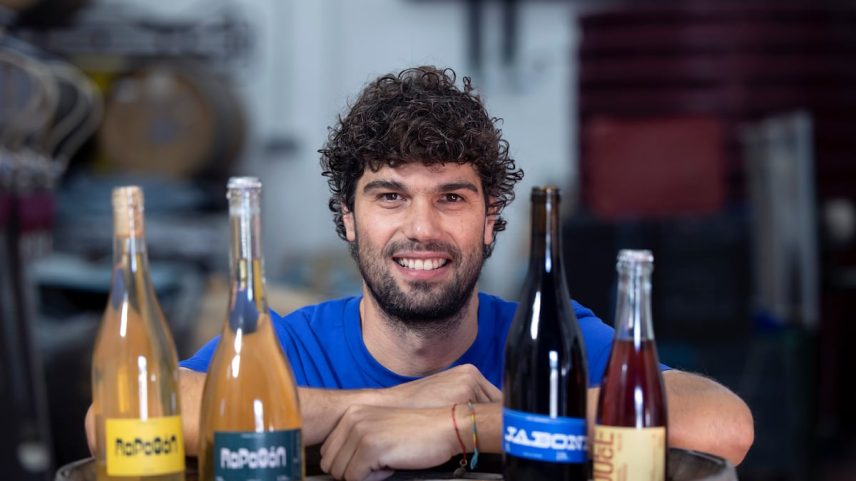 Samuel Párraga com alguns de seus vinhos, nas instalações que tem na localidade de Coín. (Foto: García-Santos - El País)