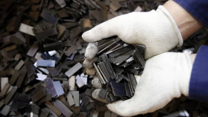 Imãs de terras raras em um laboratório da Hitachi no Japão. (Foto: Kiyoshi Ota/Bloomberg via Getty Images)