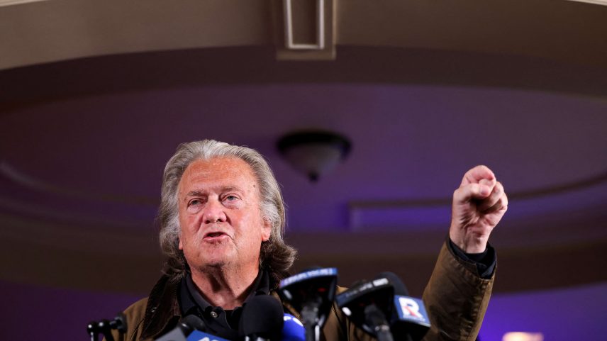 Steve Bannon, ex-assessor do ex-presidente Donald Trump, fala durante coletiva em Nova York após sair da prisão 29/10/2024 (Foto: Andrew Kelly/Reuters)