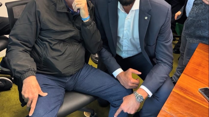 Bolsonaro exibe tornozeleira pela primeira vez (Foto: Reprodução)