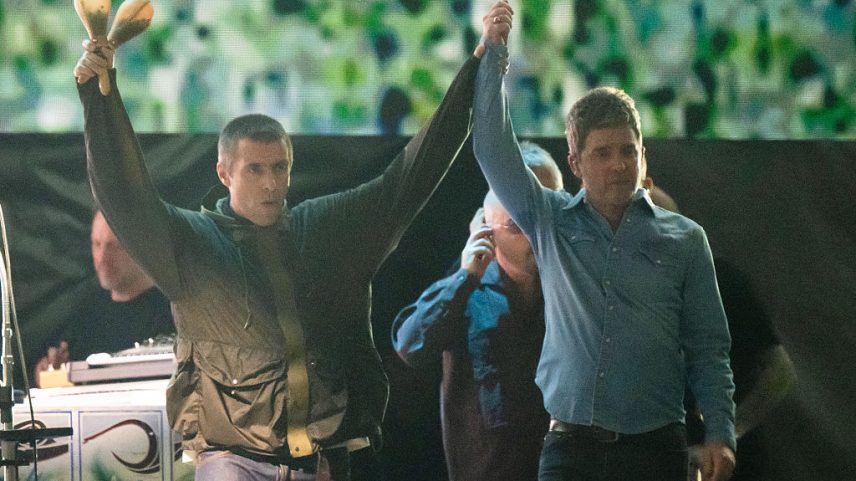 Liam e Noel Gallagher juntos após o show de estreia da turnê mundial do Oasis (Foto: Samir Hussein/Getty Images)