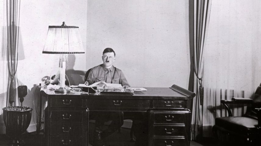Adolf Hitler em seu despacho em uma imagem de cerca de 1925, data de publicação de 'Mein Kampf'. (Foto: brandstaetter images / Imagno / GETTY IMAGES)