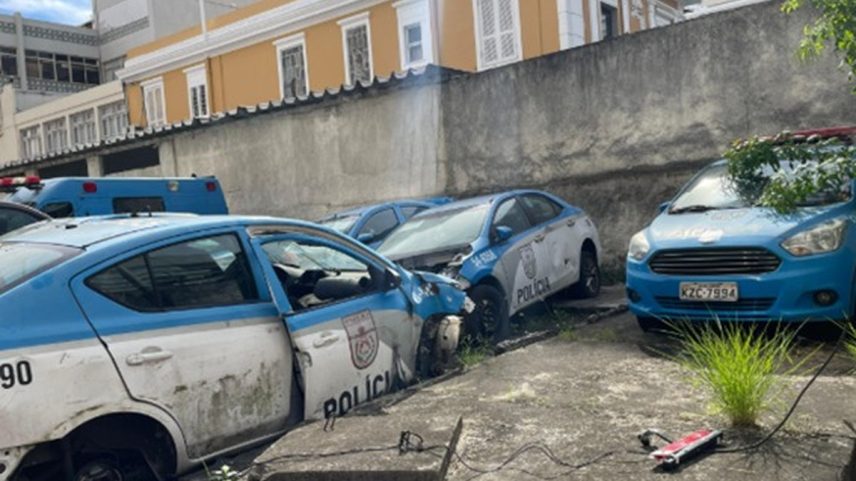 Carros da PM abandonados em terreno da RioTrilhos em Botafogo (Foto: Divulgação)