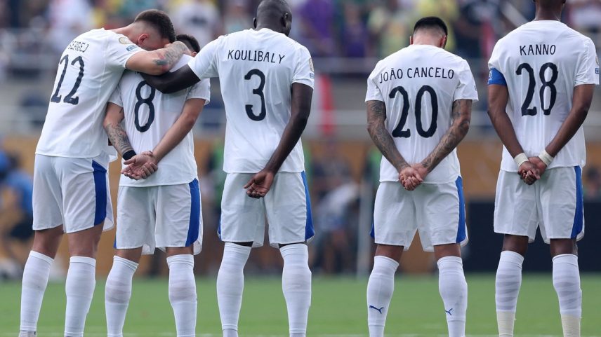 João Cancelo e Rúben Neves se emocionam durante minuto de silêncio em homenagem aos irmãos Diogo Jota e André Silva (Foto: Megan Briggs / GETTY IMAGES NORTH AMERICA / Getty Images via AFP)