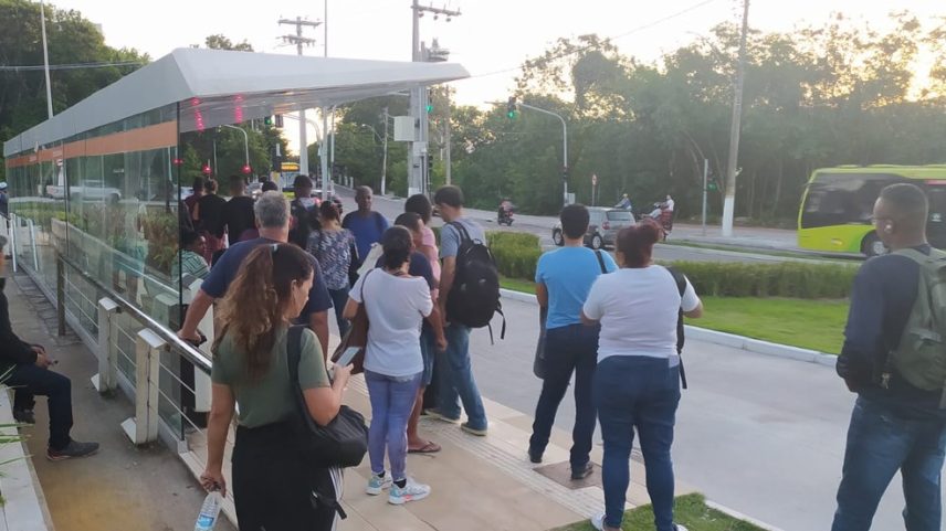 Fila de ônibus em ponto próximo ao bairro de Camboinhas, em Niterói (Foto: Divulgação)